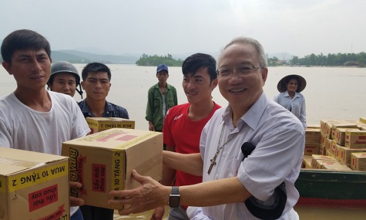GP.VINH: Đức Giám mục Phaolô viếng thăm và cứu trợ đồng bào vùng bị lũ lụt tại Quảng Bình